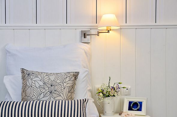 גב מיטה עשוי עץ אורן צבוע לבן בשילוב קרניז עץ וטפט פסים