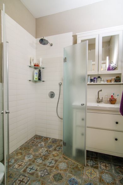 עיצוב מקלחת הורים עם אריחים מצוירים צבעוניים
